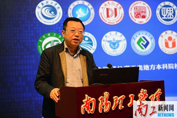 2017-10-27_214513_319195.jpg 重庆科技学院法贸学院书记向晓春.jpg