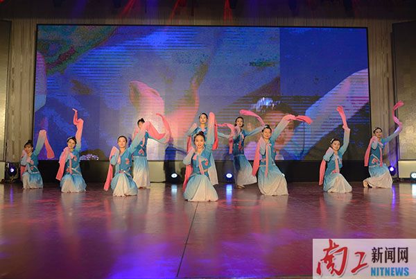 2017-05-19_170357_629368.jpg 文法学院“春华”2014级专业汇报演出(展振峰 陈静 王鹏程) (106).jpg