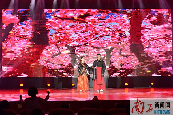 2017-05-19_170411_849976.jpg 文法学院“春华”2014级专业汇报演出(展振峰 陈静 王鹏程) (89).jpg